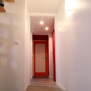 Agencement entre blanc/gris et camaïeu d'orange vers le rouge