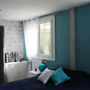 Alliance de Turquoise - Bleu - Gris, rehaussé par un parquet massif en chêne foncé.