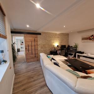 Salon et mur en pierres