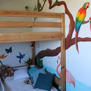 Chambre savane achevée - Vue sur le lit, avec mezzanine de jeux au dessus